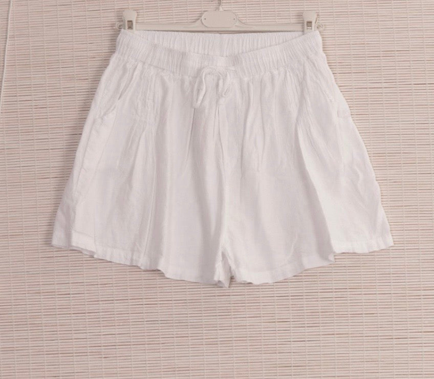 Italian Linen Pleated Shorts With Side Pockets in White